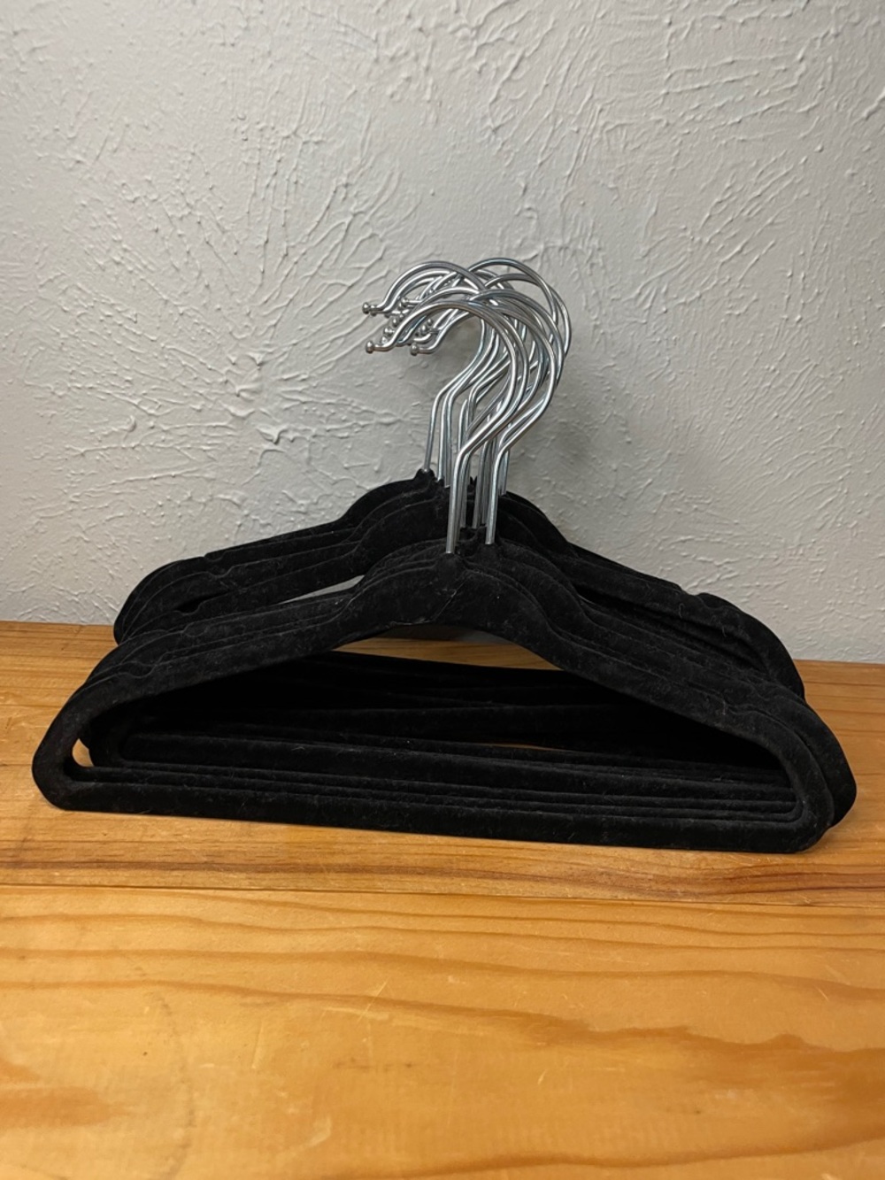 Kids Non-Slip Velvet Clothing Hangers - Black (Set)
